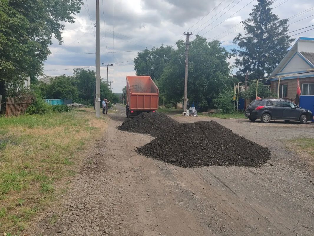 В Ровеньках приводят в порядок дорожное покрытие по улице Назарова В Ровеньках приводят в порядок дорожное покрытие по улице Назарова