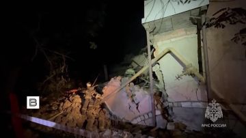 Женщина погибла в результате взрыва бытового газа в двухэтажном доме в ЛНР, сообщает МЧС России