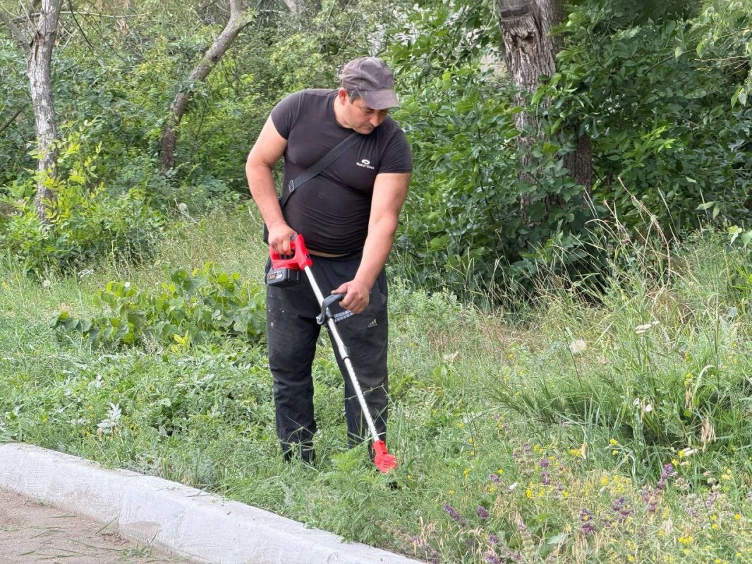 Сергей Колягин: В преддверии 118-летия со дня рождения нашего земляка — выдающегося писателя, сценариста и военного корреспондента Бориса Горбатова — в Первомайске привели в порядок территорию у его памятника Сергей Колягин: В преддверии 118-летия со дня рождения нашего земляка — выдающегося писателя, сценариста и военного корреспондента Бориса Горбатова — в Первомайске привели в порядок территорию у его памятника