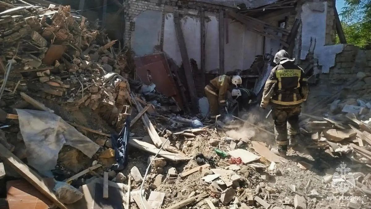 Троих погибших обнаружили спасатели в рухнувшем доме в Краснодоне Троих погибших обнаружили спасатели в рухнувшем доме в Краснодоне