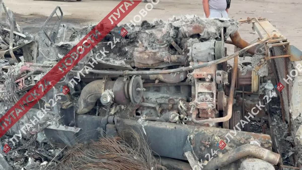 Боевики ВФУ ударили по стоянке грузовых автомобилей в Луганске