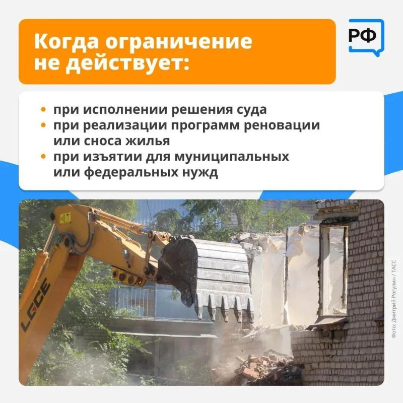 Перед уходом из дома мы все запираем дверь, чтобы в квартиру не пробрались воры Перед уходом из дома мы все запираем дверь, чтобы в квартиру не пробрались воры