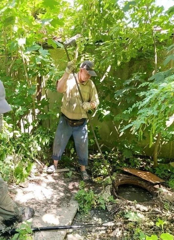 Специалисты Краснолучского департамента ГУП ЛНР «Лугансквода» ежедневно ведут работу по поддержанию порядка в городе: