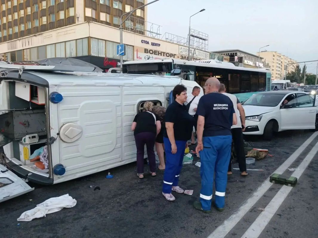Серьёзная авария с участием скорой помощи, автобуса и двумя машинами произошла в центре Луганска Серьёзная авария с участием скорой помощи, автобуса и двумя машинами произошла в центре Луганска