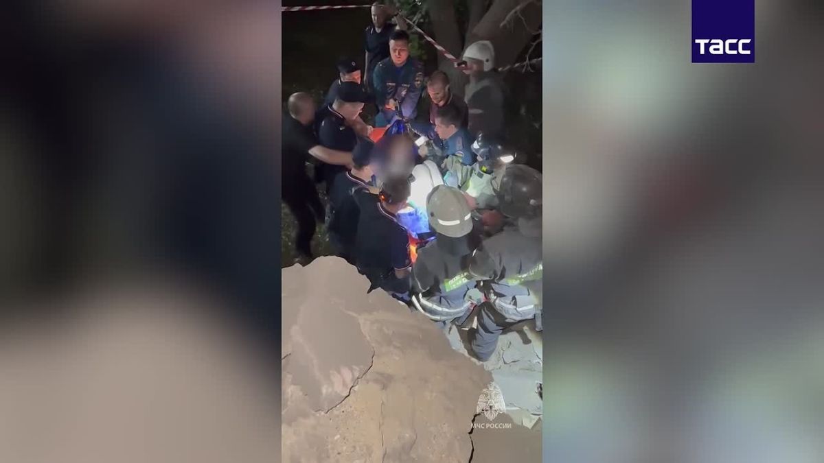 Женщину спасли из-под завалов после взрыва газа в доме в ЛНР