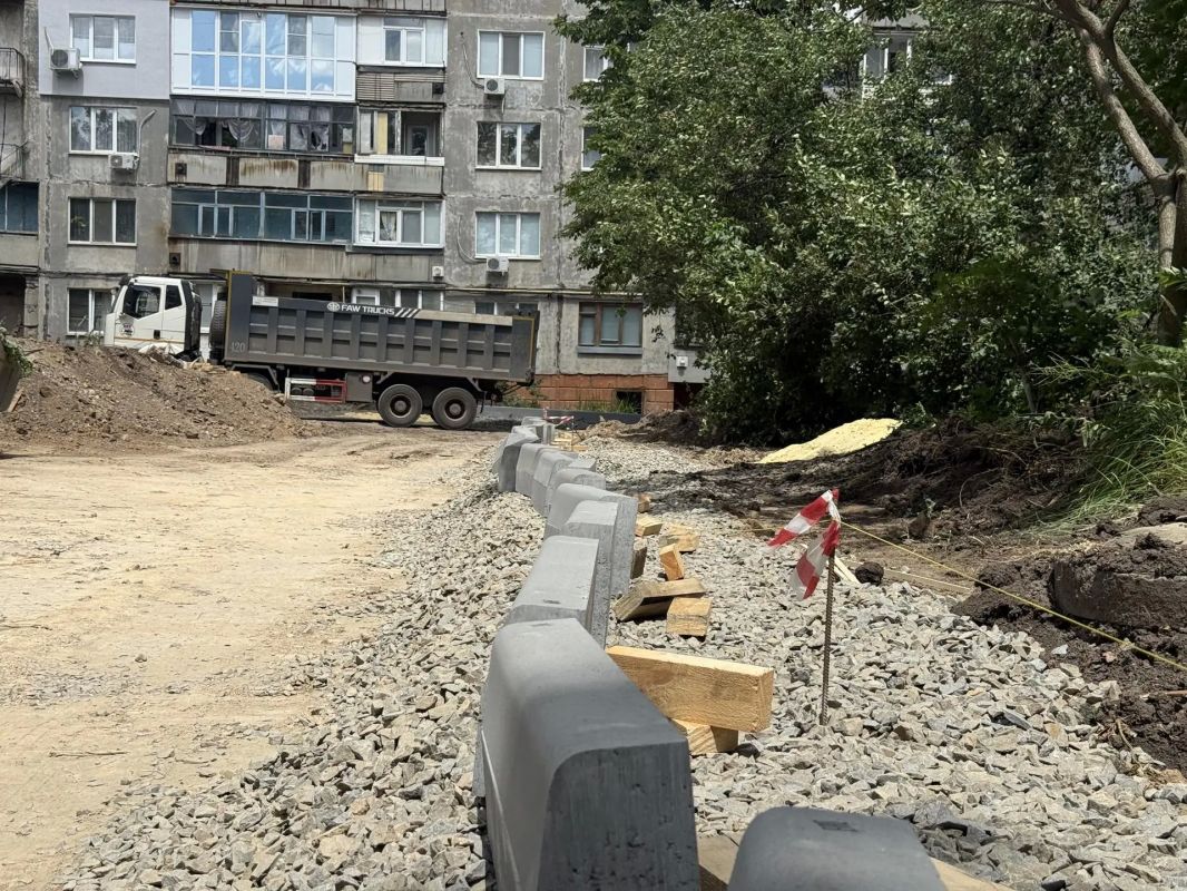 В Краснодоне продолжается благоустройство дворовых территорий в квартале Лютикова