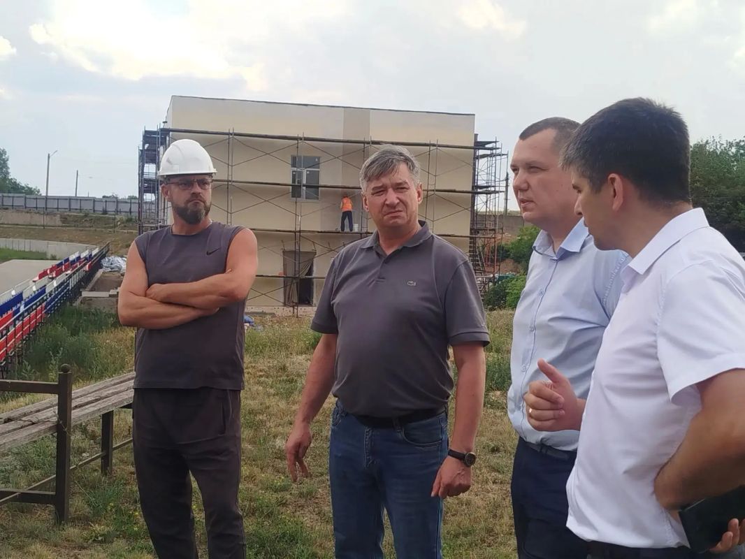 Стадион «Шахтёр» в Брянке преображается: Министр спорта ЛНР оценил ход реконструкции Стадион «Шахтёр» в Брянке преображается: Министр спорта ЛНР оценил ход реконструкции