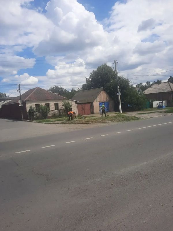 Коммунальные службы города активно выполняют работы по наведению порядка на общественных территориях Работы ведутся сразу по нескольким направлениям с применением, как ручного труда, так и специализированной техники: полив... Коммунальные службы города активно выполняют работы по наведению порядка на общественных территориях Работы ведутся сразу по нескольким направлениям с применением, как ручного труда, так и специализированной техники: полив...