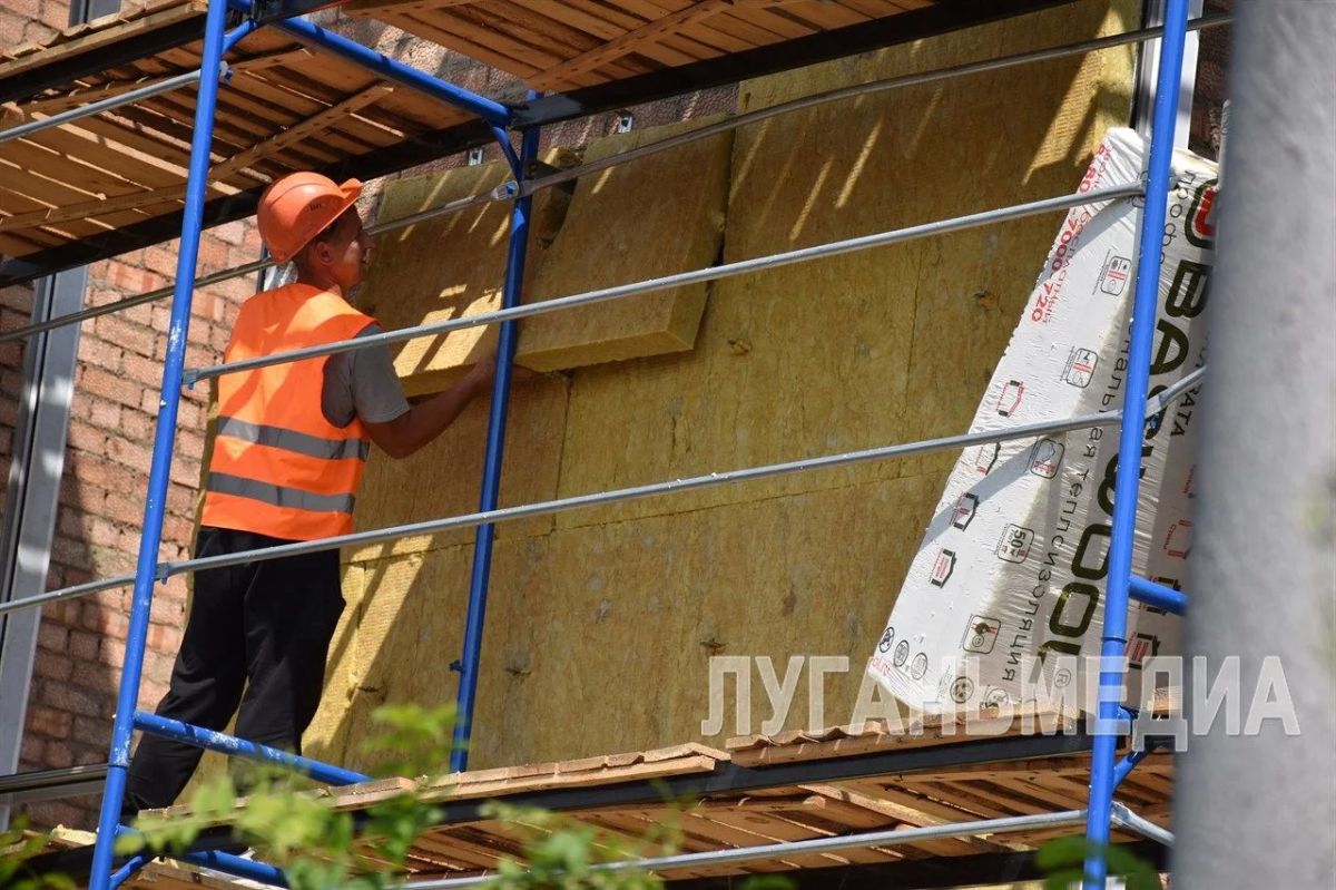 В Красном Луче продолжается строительство спортивного зала В Красном Луче продолжается строительство спортивного зала