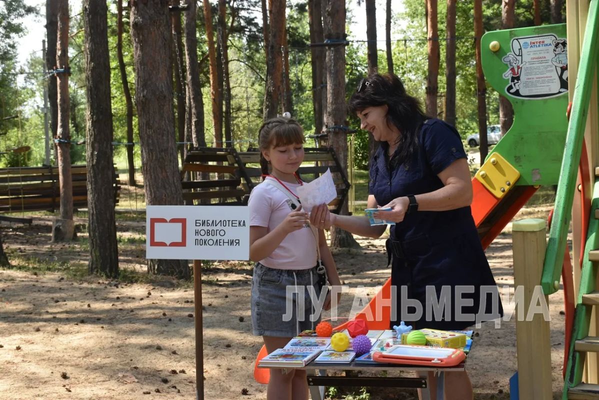 В Новопскове сотрудники библиотеки провели мероприятие для детей на открытом воздухе В Новопскове сотрудники библиотеки провели мероприятие для детей на открытом воздухе