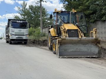 На улице Тюленина в городе Молодогвардейске продолжаются дорожные работы