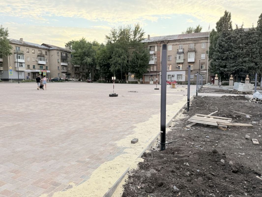 На площади Ленина в Молодогвардейске началась установка ландшафтных светильников На площади Ленина в Молодогвардейске началась установка ландшафтных светильников