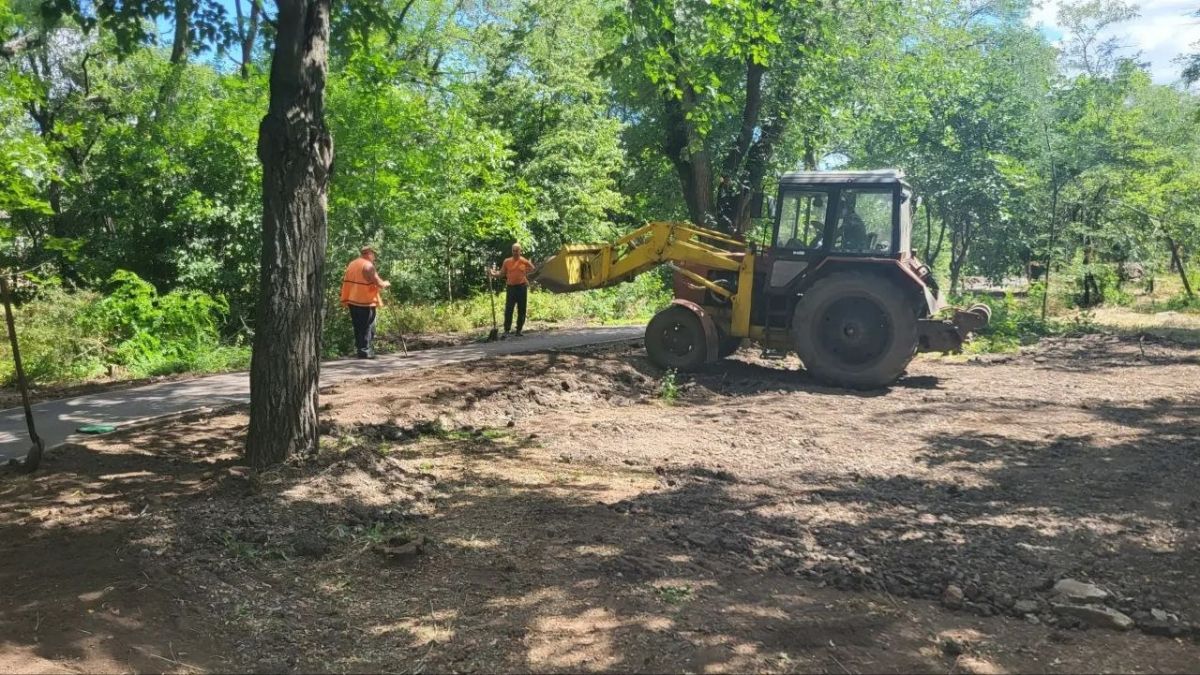 По народной программе в поселке Краснодон продолжаются работы по благоустройству парка культуры и отдыха По народной программе в поселке Краснодон продолжаются работы по благоустройству парка культуры и отдыха