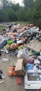 Стихийную свалку устроили прямо на месте трагедии у колледжа в Старобельске