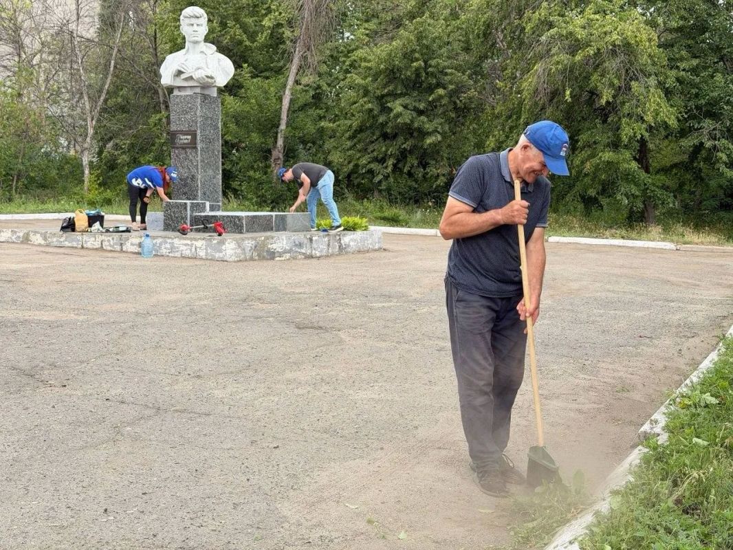 В Первомайске привели в порядок территорию у памятника Бориса Горбатова В Первомайске привели в порядок территорию у памятника Бориса Горбатова