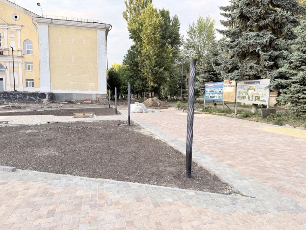 На площади Ленина в Молодогвардейске началась установка ландшафтных светильников На площади Ленина в Молодогвардейске началась установка ландшафтных светильников