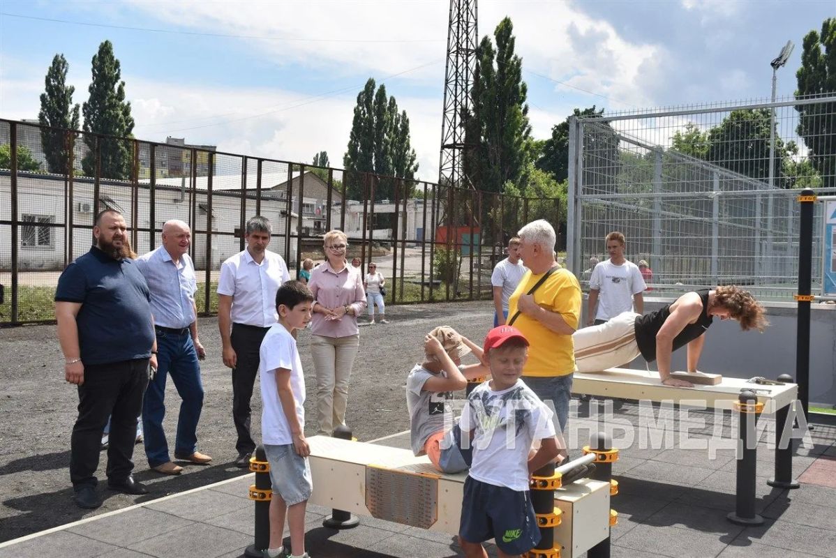 В Кировске завершены работы по созданию физкультурно-оздоровительного комплекса открытого типа (ФОКОТ) на стадионе «Шахтер» В Кировске завершены работы по созданию физкультурно-оздоровительного комплекса открытого типа (ФОКОТ) на стадионе «Шахтер»