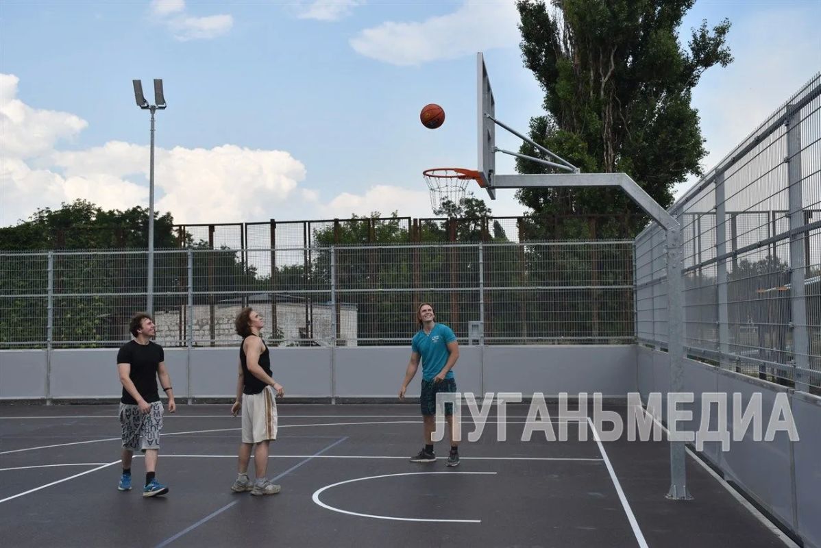 В Кировске завершены работы по созданию физкультурно-оздоровительного комплекса открытого типа (ФОКОТ) на стадионе «Шахтер» В Кировске завершены работы по созданию физкультурно-оздоровительного комплекса открытого типа (ФОКОТ) на стадионе «Шахтер»