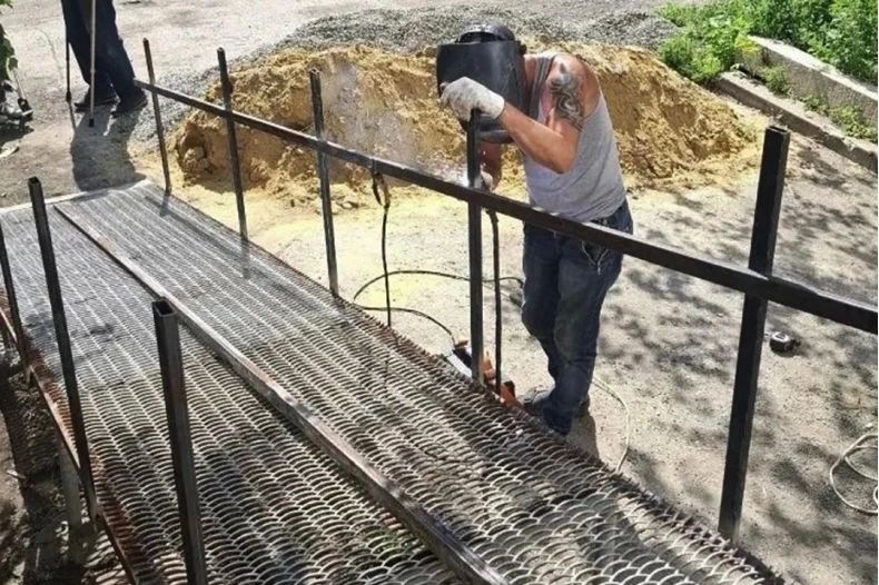 В многоквартирном доме Свердловска установили пандус для маломобильной жительницы В многоквартирном доме Свердловска установили пандус для маломобильной жительницы