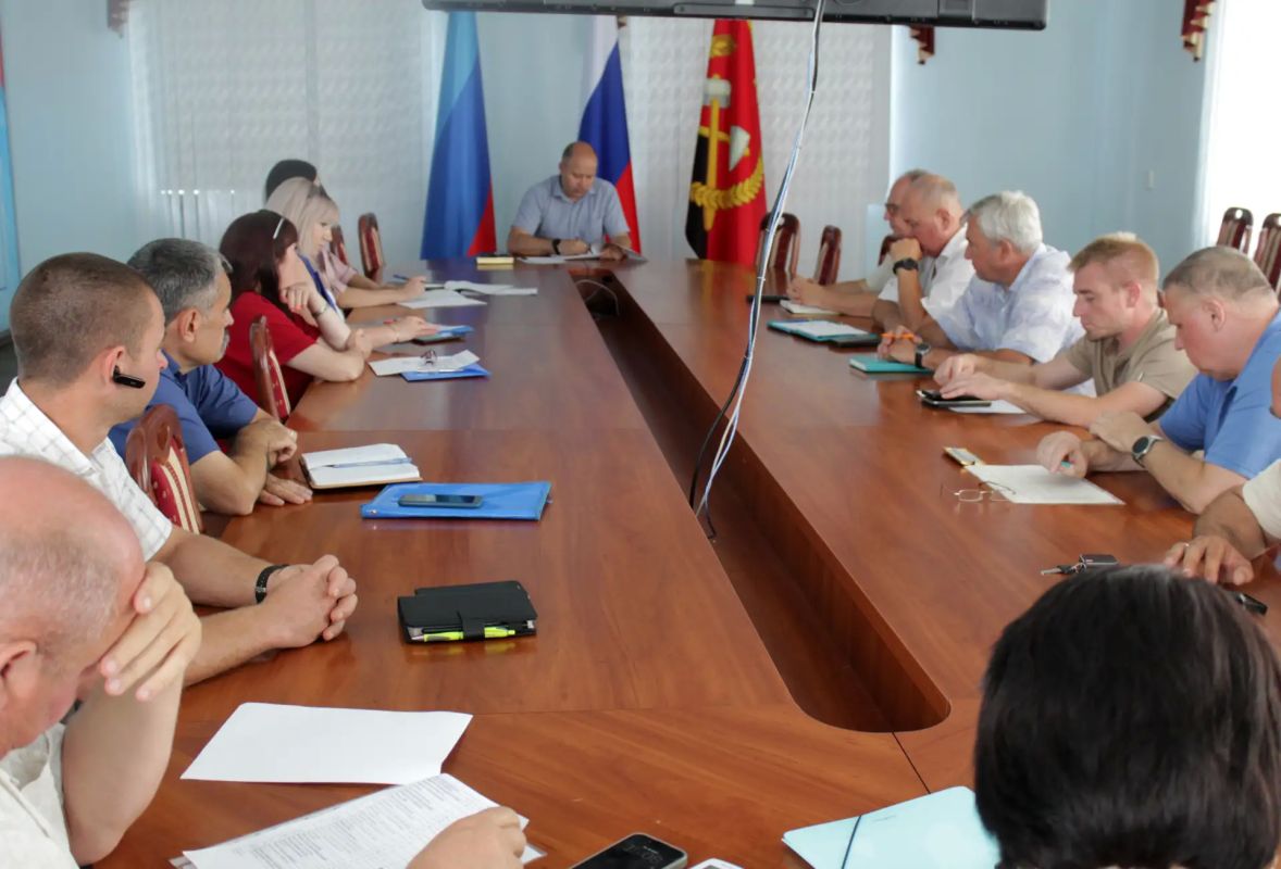 В Краснодоне состоялось очередное плановое совещание по вопросу подготовки к осенне-зимнему периоду 2026–2027 годов В Краснодоне состоялось очередное плановое совещание по вопросу подготовки к осенне-зимнему периоду 2026–2027 годов