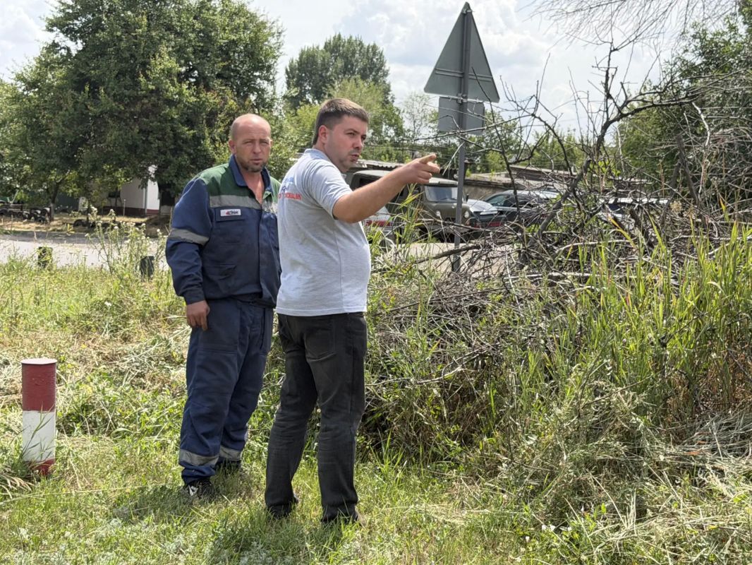 Активисты помогли привести в порядок территорию у санатория «Незабудка» Активисты помогли привести в порядок территорию у санатория «Незабудка»