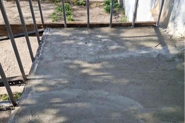 В многоквартирном доме Свердловска установили пандус для маломобильной жительницы В многоквартирном доме Свердловска установили пандус для маломобильной жительницы