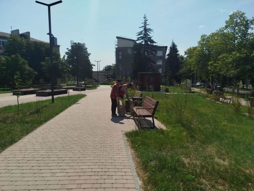 Коммунальные службы города активно выполняют работы по наведению порядка на общественных территориях Работы ведутся сразу по нескольким направлениям с применением, как ручного труда, так и специализированной техники: полив... Коммунальные службы города активно выполняют работы по наведению порядка на общественных территориях Работы ведутся сразу по нескольким направлениям с применением, как ручного труда, так и специализированной техники: полив...