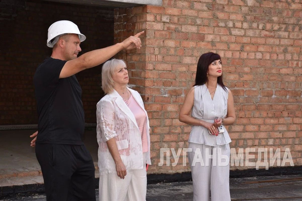 В Красном Луче продолжается строительство спортивного зала В Красном Луче продолжается строительство спортивного зала