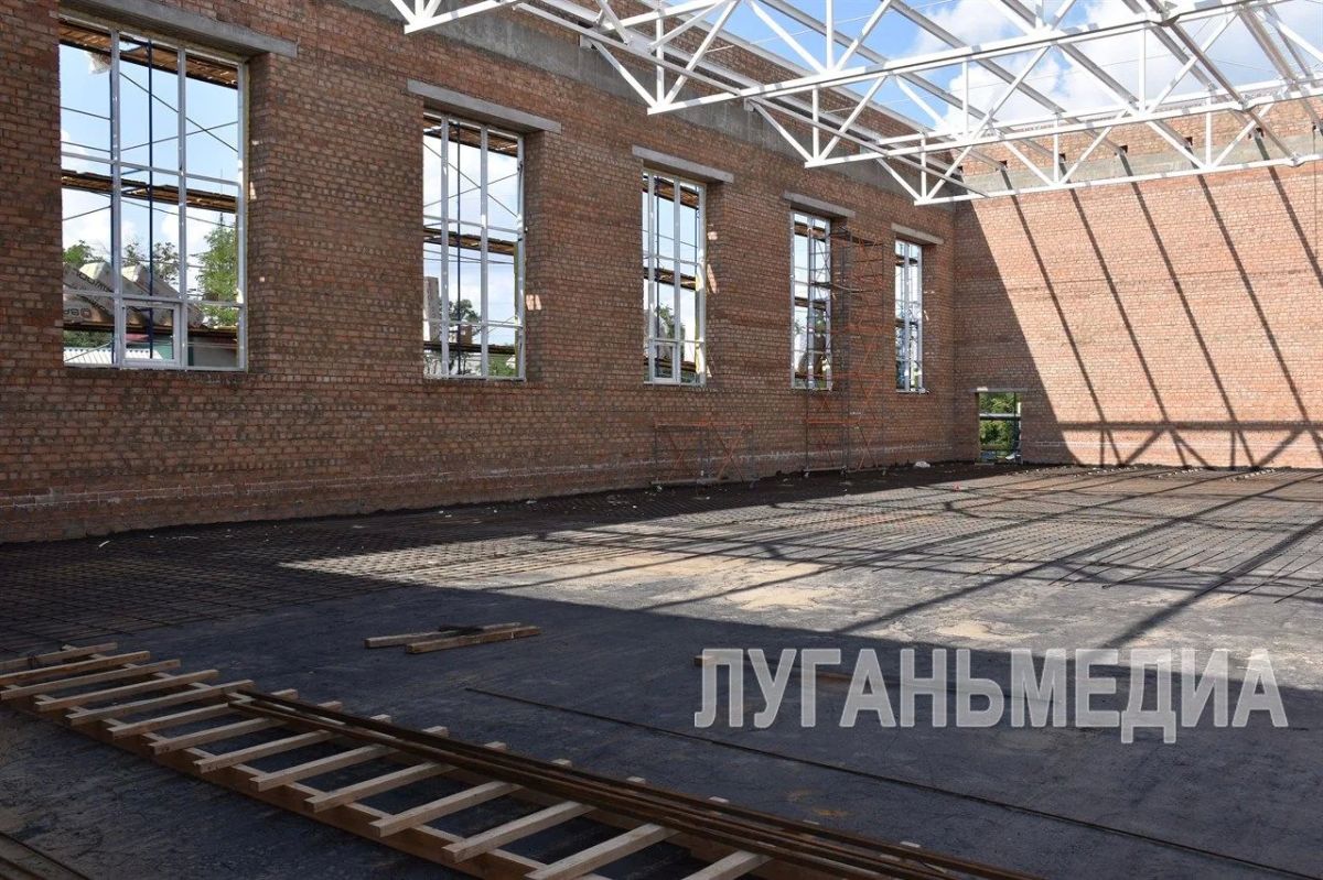 В Красном Луче продолжается строительство спортивного зала В Красном Луче продолжается строительство спортивного зала