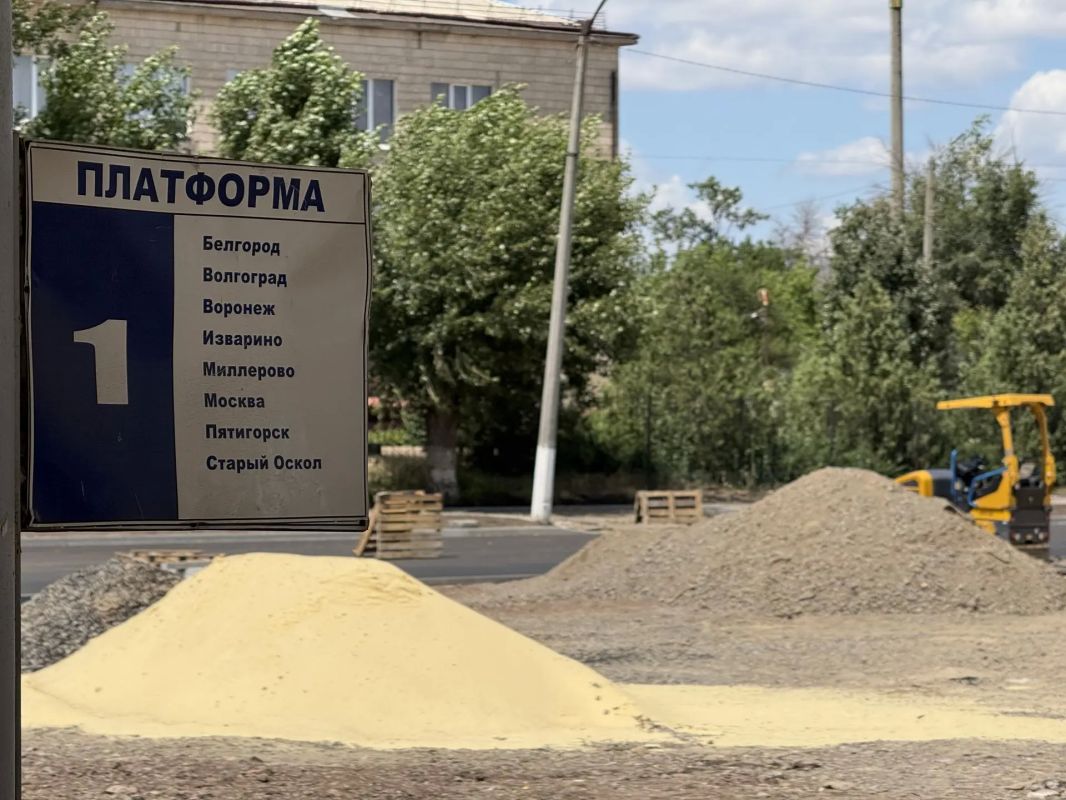 На территории автовокзала Краснодона продолжаются работы по благоустройству зоны возле перронов На территории автовокзала Краснодона продолжаются работы по благоустройству зоны возле перронов