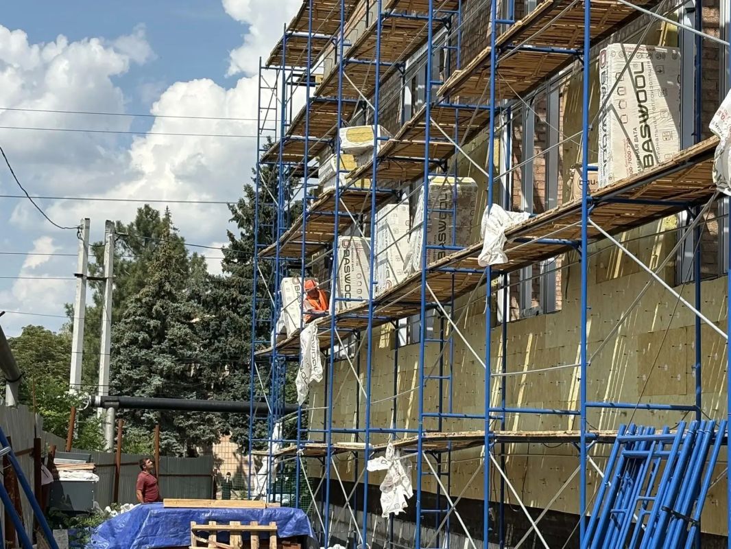В Красном Луче продолжается строительство физкультурного зала В Красном Луче продолжается строительство физкультурного зала