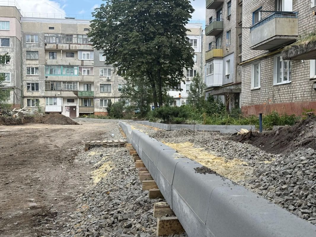 В Краснодоне продолжается благоустройство дворовых территорий в квартале Лютикова В Краснодоне продолжается благоустройство дворовых территорий в квартале Лютикова