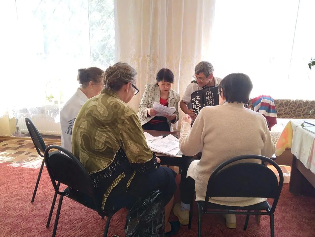 В Первомайском комплексном центре социального обслуживания населения состоялся цикл литературно-музыкальных встреч «Согреем душу теплым словом» В Первомайском комплексном центре социального обслуживания населения состоялся цикл литературно-музыкальных встреч «Согреем душу теплым словом»