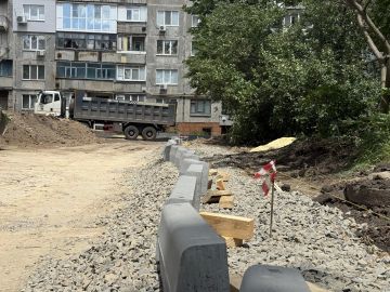 В Краснодоне продолжается благоустройство дворовых территорий в квартале Лютикова