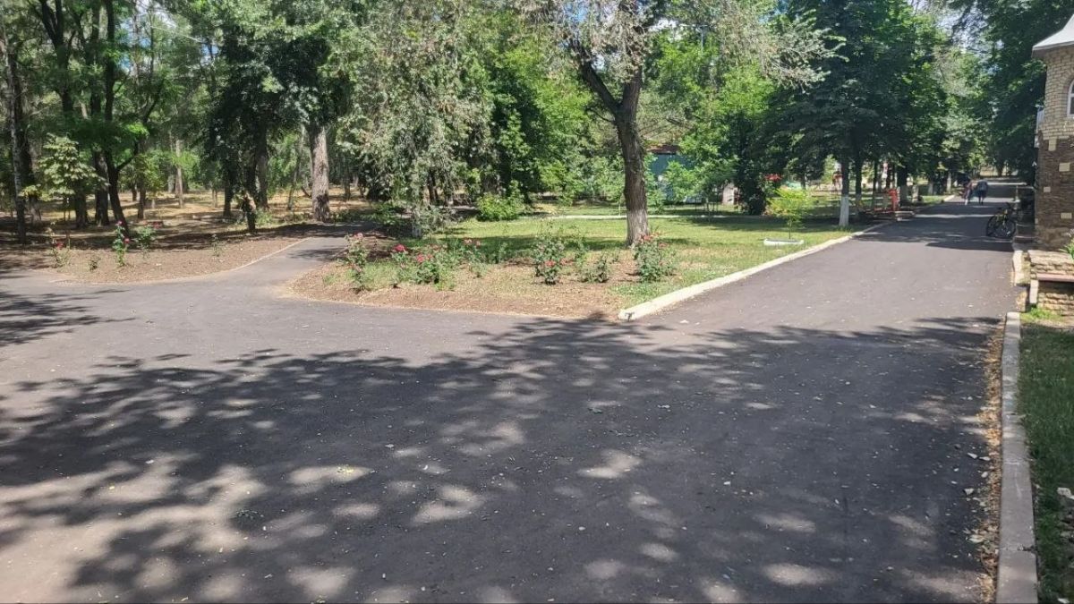 По народной программе в поселке Краснодон продолжаются работы по благоустройству парка культуры и отдыха По народной программе в поселке Краснодон продолжаются работы по благоустройству парка культуры и отдыха
