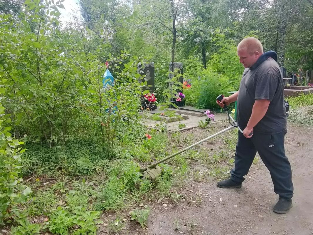 Уборка территории кладбищ продолжается Уборка территории кладбищ продолжается