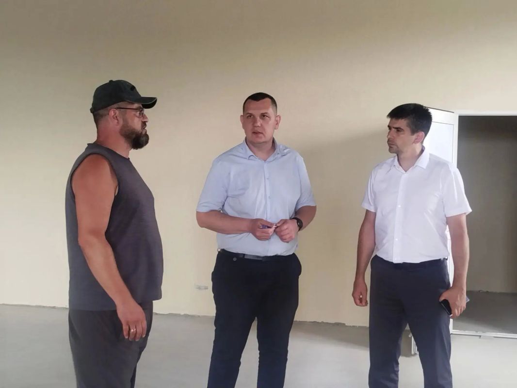 Стадион «Шахтёр» в Брянке преображается: Министр спорта ЛНР оценил ход реконструкции Стадион «Шахтёр» в Брянке преображается: Министр спорта ЛНР оценил ход реконструкции