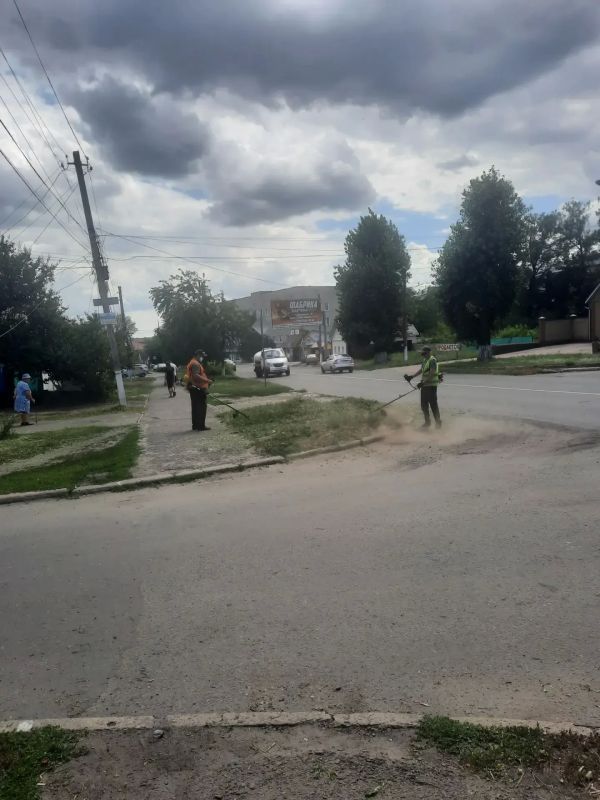 Коммунальные службы города активно выполняют работы по наведению порядка на общественных территориях Работы ведутся сразу по нескольким направлениям с применением, как ручного труда, так и специализированной техники: полив... Коммунальные службы города активно выполняют работы по наведению порядка на общественных территориях Работы ведутся сразу по нескольким направлениям с применением, как ручного труда, так и специализированной техники: полив...