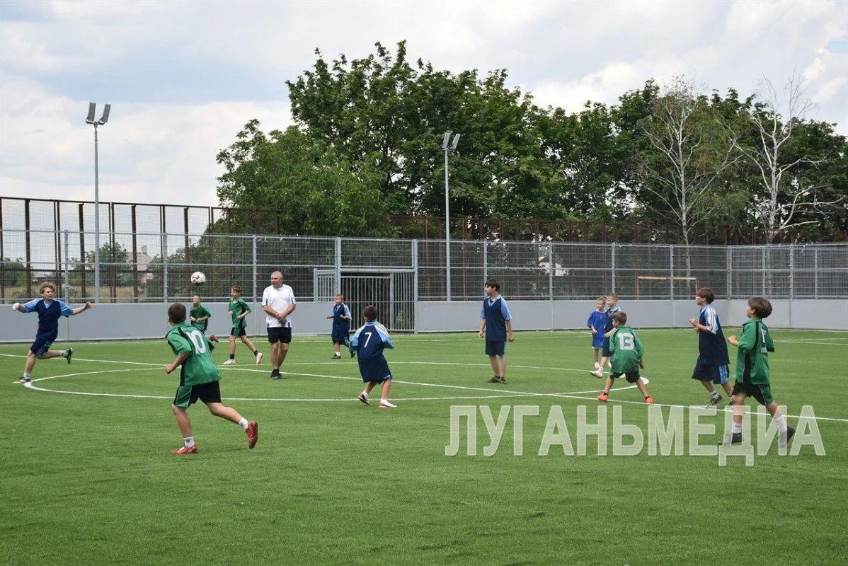 В Кировске завершены работы по созданию физкультурно-оздоровительного комплекса открытого типа (ФОКОТ) на стадионе «Шахтер»