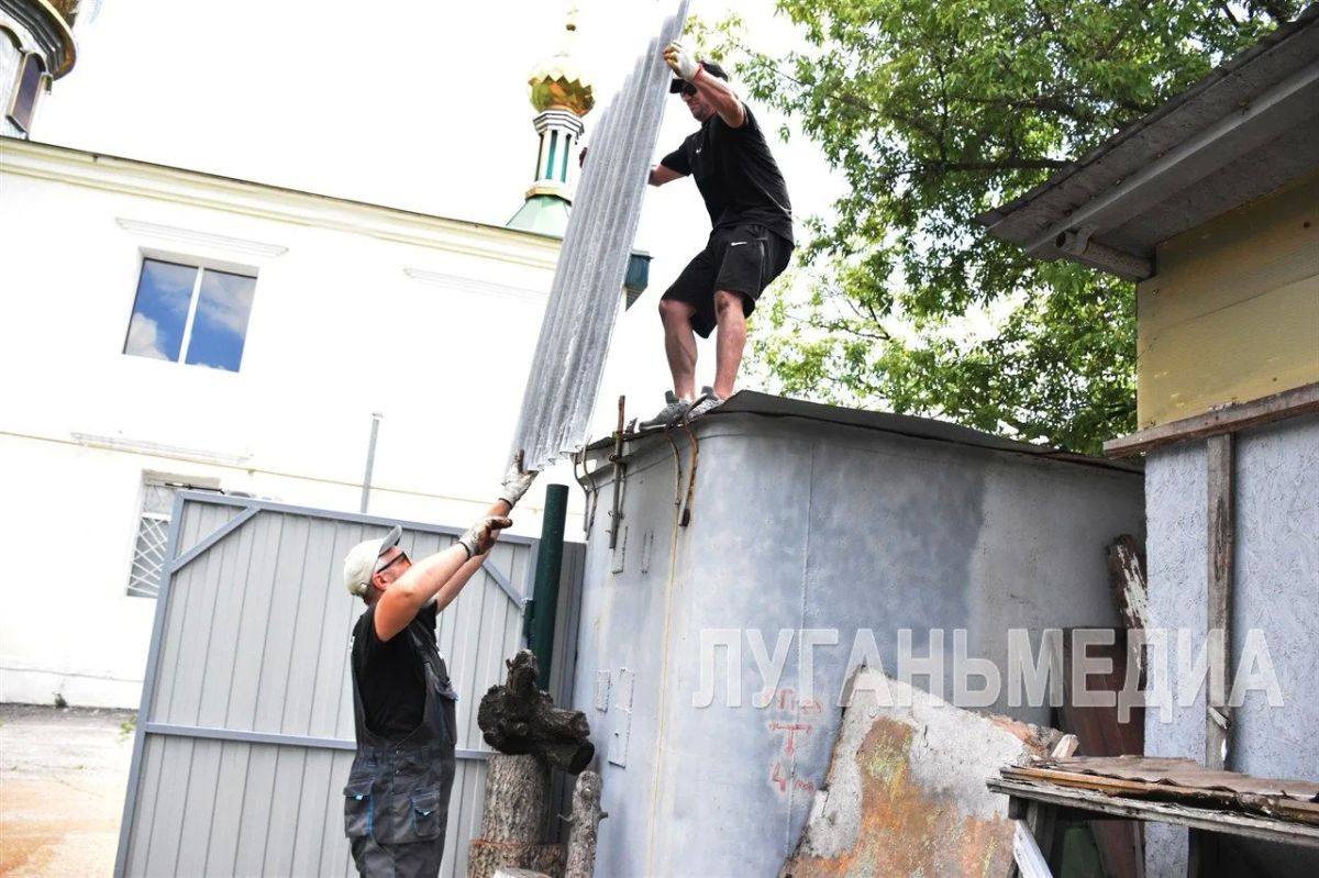 Казаки оказали помощь Свято-Николаевскому храму в Брянке Казаки оказали помощь Свято-Николаевскому храму в Брянке