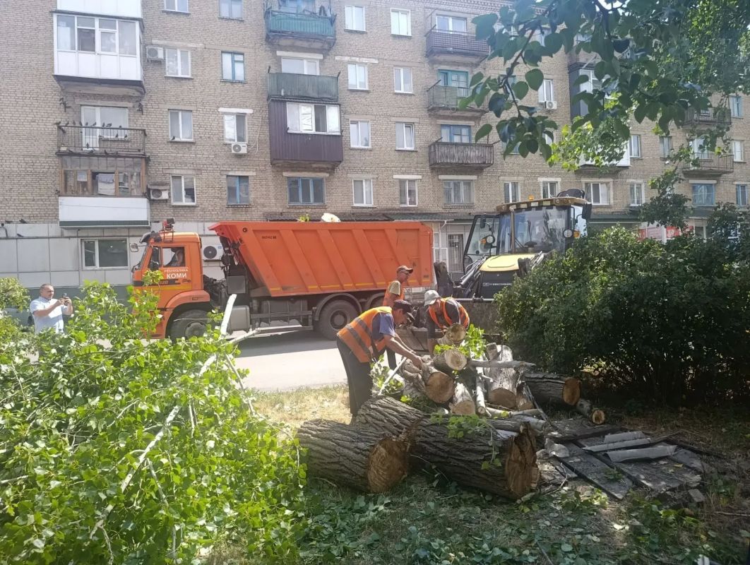 Работы по благоустройству территории городского округа продолжаются Работы по благоустройству территории городского округа продолжаются