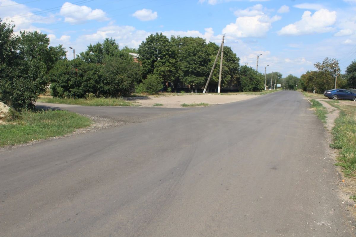 В поселке Славяносербск по народной программе «Единой России» осуществляется ремонт автодороги по улице Комсомольская В поселке Славяносербск по народной программе «Единой России» осуществляется ремонт автодороги по улице Комсомольская