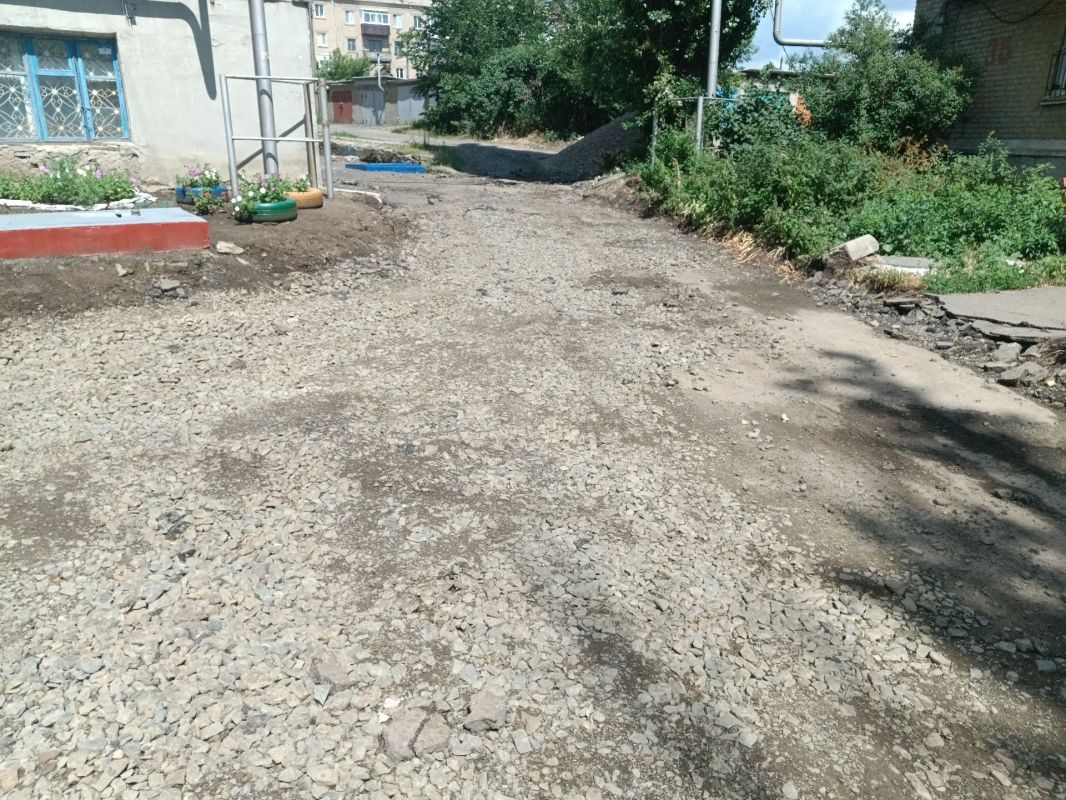 В Ровеньках продолжается обновление внутриквартального проезда на улице Ленина В Ровеньках продолжается обновление внутриквартального проезда на улице Ленина