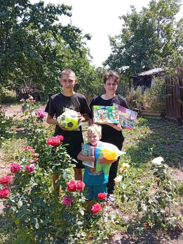 Вручение подарков детям. Вручение подарков детям.