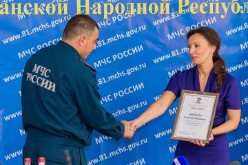 Зампред Госдумы РФ наградила сотрудников МЧС, выполнявших спасательную операцию в Старобельске