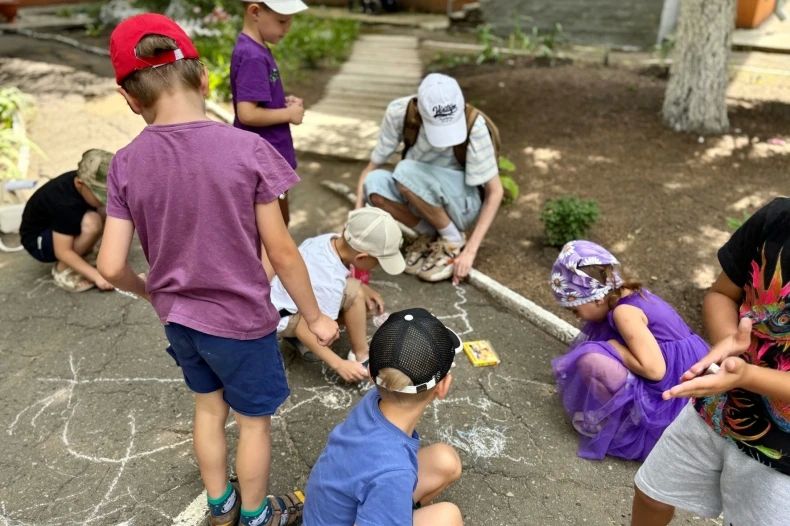 День рисования на асфальте красочно провели в я/с «Ромашка»