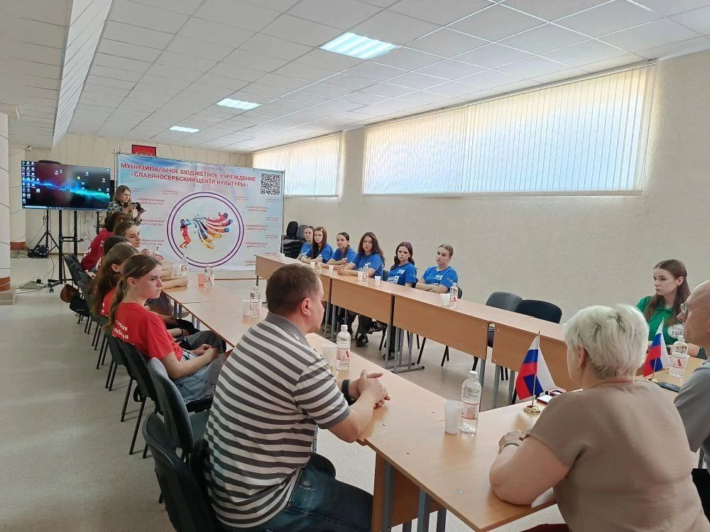 В Славяносербском муниципальном округе состоялся круглый стол «Дети Донбасса: голоса надежды и безопасности», объединивший подростков, представителей власти и общественности для открытого и важного диалога В Славяносербском муниципальном округе состоялся круглый стол «Дети Донбасса: голоса надежды и безопасности», объединивший подростков, представителей власти и общественности для открытого и важного диалога