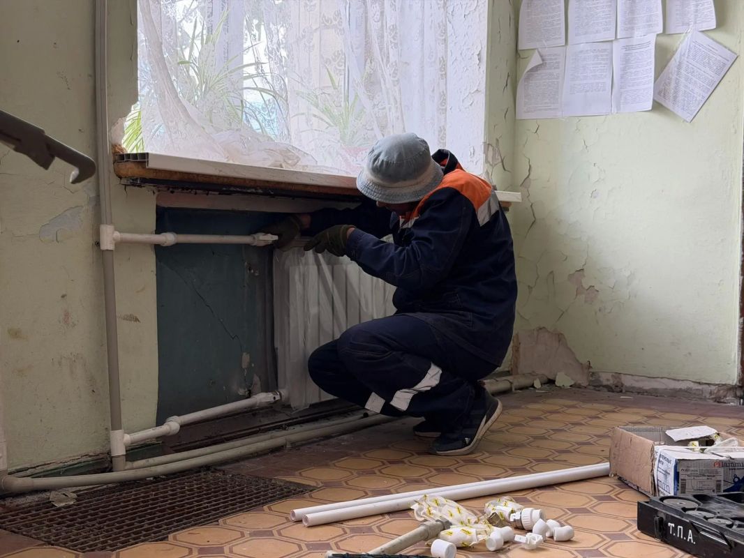 Специалисты Татарстана приступили к восстановлению системы отопления Лисичанского ЗАГСа Специалисты Татарстана приступили к восстановлению системы отопления Лисичанского ЗАГСа