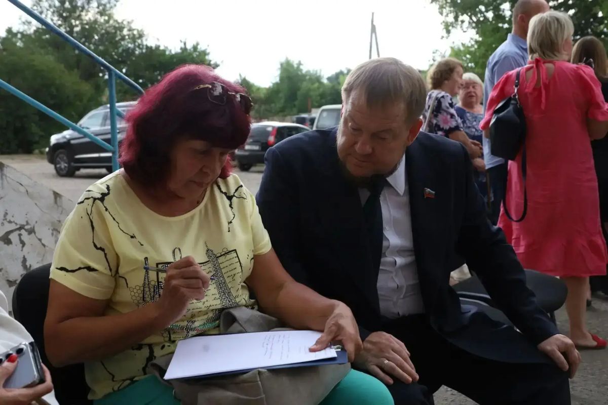 Денис Колесников встретился с жителями села Роскошное Денис Колесников встретился с жителями села Роскошное