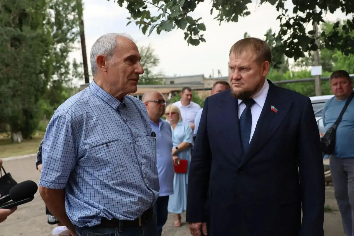 Денис Колесников встретился с жителями села Роскошное Денис Колесников встретился с жителями села Роскошное